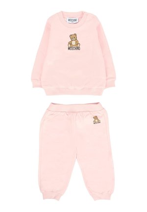 Zacht roze baby sweatshirt en broek set met teddybeer graphic en "Moschino" logo op de voorkant van het topje en de broekzak.