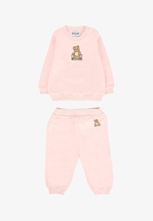 Zacht roze baby sweatshirt en broek set met teddybeer graphic en "Moschino" logo op de voorkant van het topje en de broekzak.