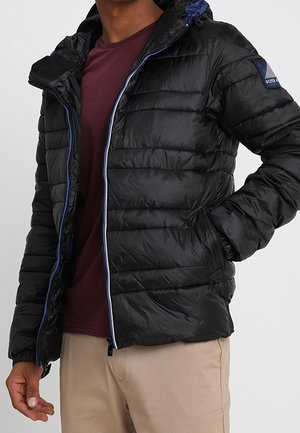 Schwarze Daunenjacke mit Kapuze, mit gesteppter Optik, blauen Reißverschlussakzenten und Seitentaschen. Getragen über einem weinroten Shirt.