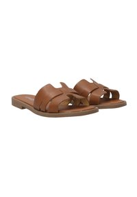 Braune Leder-Sandalen im offenen Zehendesign mit geschichteten Riemen und flachen Sohlen. Glatte Textur und einfache Ausschnittakzente.