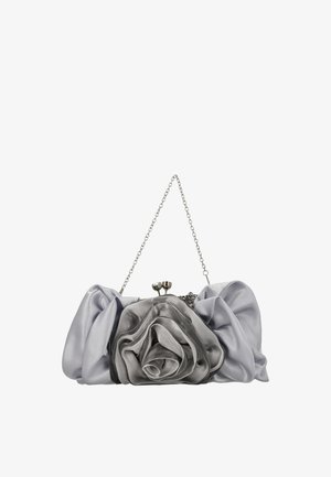 Sølv satin clutch med et roselignende design, tekstureret stof og en sølvkæde som rem. Har en metallukning og dekorative detaljer.