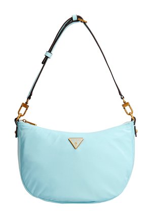 Sac à épaule en nylon bleu clair avec une forme incurvée, une bandoulière noire, des accessoires en or et un détail de logo triangulaire à l'avant.