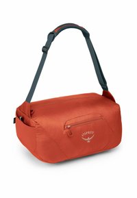 Borsa duffel Osprey in tessuto arancione brillante con superficie testurizzata, dotata di tasca frontale con zip e spallaccio imbottito.
