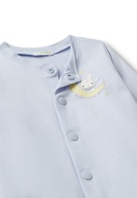 Světle modrý bavlněný body s předním zapínáním na patentky, s potiskem pohádkového králíka na srpku měsíce a textem "UNITED COLORS OF BENETTON."