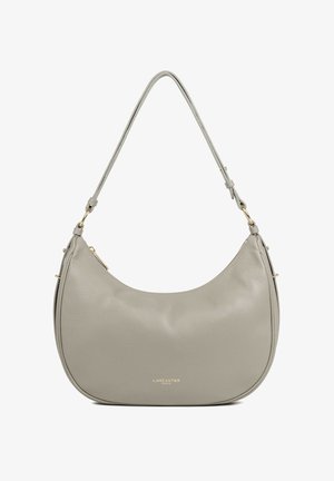 Sac à bandoulière en cuir gris clair en forme de croissant avec une sangle ajustable et un logo doré "Lancaster Paris" sur le devant.