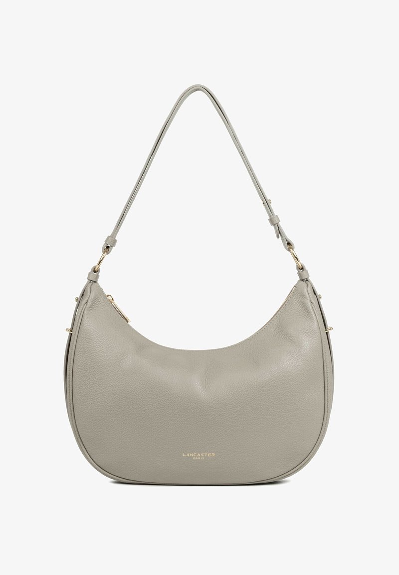 Sac à bandoulière en cuir gris clair en forme de croissant avec une sangle ajustable et un logo doré "Lancaster Paris" sur le devant.
