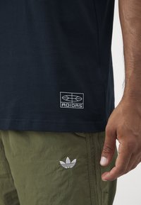 adidas Performance LOGO TEE - Trükipildiga T-särk - black