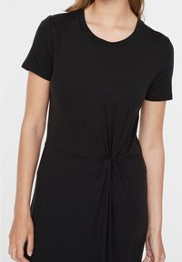 Czarna sukienka T-shirt z krótkimi rękawami, okrągłym dekoltem i węzłem w talii, wykonana z miękkiego, gładkiego materiału.