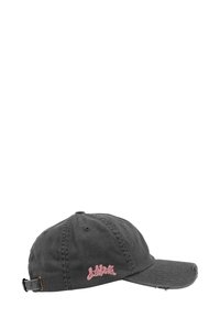 Juodas medvilnės kepurė su kreivu kraštu, ant šono su rožiniu "Los Youth" logotipu ir nusidėvėjusiais akcentais ant krašto. Reguliuojama juosta gale.