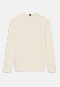 Suéter creme com padrão de ponto de corda, decote em V, mangas longas e barra canelada sólida. Apresenta um detalhe em três cores na gola.