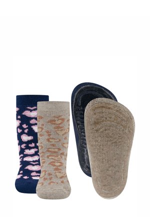 Zwei Paare Babysocken, eine marineblaue mit rosa Punkten und eine beige mit braunen Punkten, aus Vorder- und Sohleansicht gezeigt.