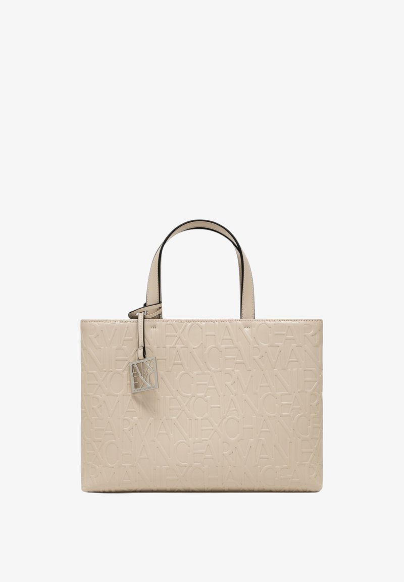 Borsa tote beige in rilievo con doppi manici, dotata di una placca con logo e di una forma rettangolare, texture liscia e sottili dettagli di cucitura.
