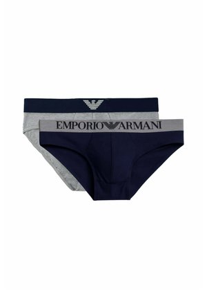 Due slip da uomo, uno blu navy con fascia grigia marchiata "EMPORIO ARMANI", l'altro grigio chiaro con fascia e logo blu navy.