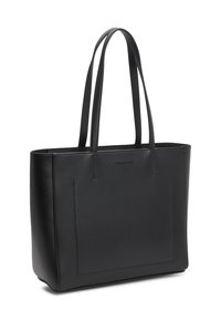Bolso tote de cuero negro con dos asas, forma rectangular, diseño minimalista, con un bolsillo frontal y detalle de logo en relieve.