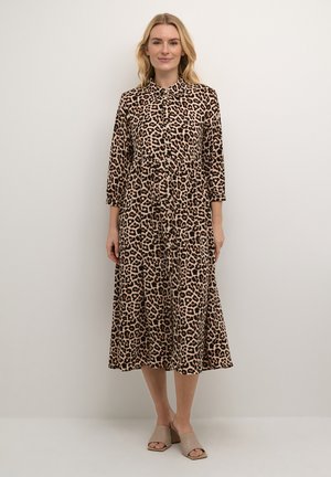 Kleid mit Leopardenmuster, Knopfkrause, drei Viertelärmeln und taillierter Taille. Aus leichtem Stoff mit einem schwingenden Rock gefertigt.
