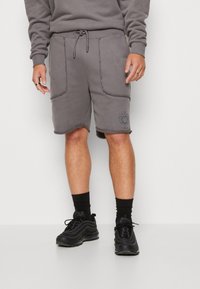 Grijze katoenen shorts in een blend met twee voorzakken, een koordsluiting in de taille, gestikte details en een logo-opdruk op de rechterdij.