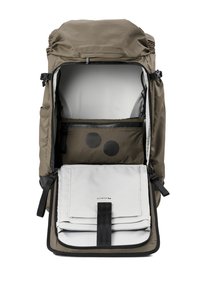 Olivgrüner Rucksack aus strapazierfähigem Stoff, mit einem Reißverschluss-Hauptfach, internen Taschen und einem grauen gepolsterten Einsatz mit Trägern.