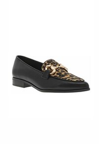 Mocassin en cuir noir avec tissu imprimé léopard sur l'empeigne, ornée d'un accent en chaîne dorée et d'un petit talon carré.