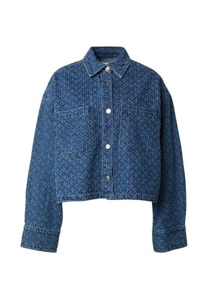 Abgeschnittene Jeansjacke in Dunkelblau mit subtilen Mustern, zwei Taschen vorne, Knopfverschluss und einem klassischen Kragen. Lange Ärmel mit Manschetten.