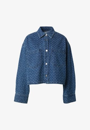 Abgeschnittene Jeansjacke in Dunkelblau mit subtilen Mustern, zwei Taschen vorne, Knopfverschluss und einem klassischen Kragen. Lange Ärmel mit Manschetten.