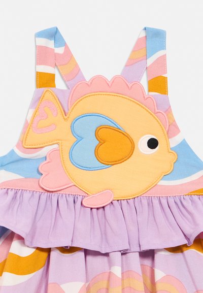 Kleita ar plānām lencītēm rozā, zilā, sinepju un baltā pasteļtoņos ar lielu dzeltenu un rozā zivtiņas aplikāciju ar zilām un oranžām spuraņām.