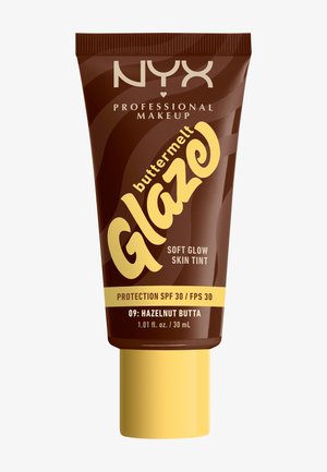 NYX Professional Makeup BUTTERMELT GLAZE FOUNDATION LSF 30 - Fond de teint - hazelnut butta