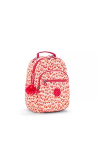 Sac à dos avec un motif léopard rose et orange, compartiments zippés, forme arrondie et un pompon en peluche en guise d'accent.