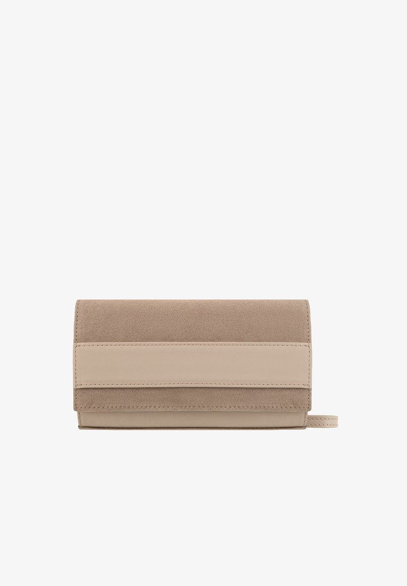 Pochette portefeuille beige en daim avec un accent en cuir lisse. Forme rectangulaire, avec un rabat fermant et une fine lanière sur le côté.