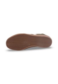 Semelle de chaussure avec un motif en chevrons, présentant une base en caoutchouc brun texturé et un accent de couleur beige clair contrastant. Taille 38 marquée sur le côté.