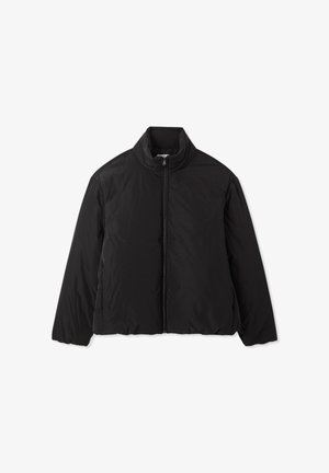 Giacca a vento nera con collo alto, cerniera frontale e tasche laterali. Presenta un esterno liscio e lucido e una vestibilità leggermente ampia.