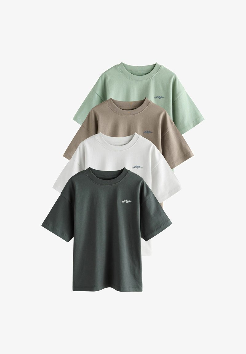 Štiri kratkoročne majice z zeleno, bež, belo in temno zeleno barvo, z okroglim izrezom in subtilnim vezenim logotipom na prsih.