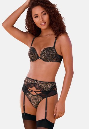 Leopardenmuster-Lingerie-Set mit einem gepolsterten BH mit schwarzen Trägern, einem hochgeschnittenen Strapsgurt mit Spitzenakzenten und einem Paar Strumpfhosen bis zum Oberschenkel.