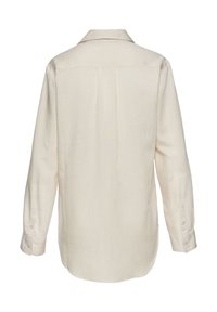 Camicia bianca di lino con maniche lunghe, colletto classico, dettaglio a piega sul retro e polsini con bottoni. Tessuto liscio, design a vestibilità comoda.