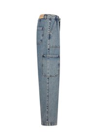 Pantalon cargo en denim bleu clair avec plusieurs poches latérales et coutures visibles, présenté de profil sur fond blanc.