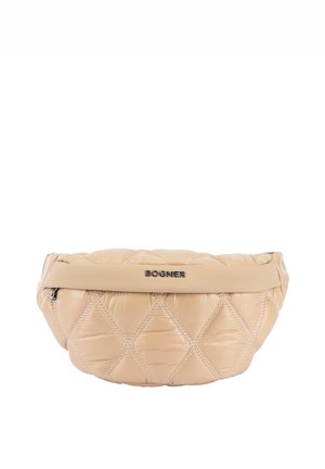 Prošívaná béžová taška s hladkou, lesklou texturou. Má jednobarevný design, prošitý diamantový vzor a popruh s logem "BOGNER".