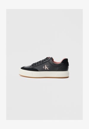 Mustad mustad, millel on sile nahast ülemine osa, sametised aktsendid, helesinised detailid ja paks valge tald. Omab ümmarguseid paelu ja logo.