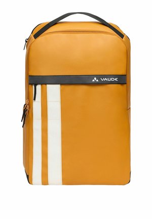 Zaino rettangolare giallo con due strisce verticali bianche, manico nero, zip laterale e logo Vaude su una striscia nera orizzontale.