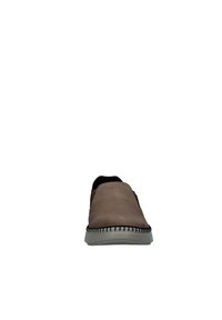 Zapato tipo slip-on en color tostado con un upper de cuero liso, acento negro en el cuello y una suela de goma blanca con un borde texturizado.