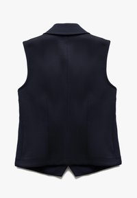 Chaleco sin mangas de color navy con una textura suave, cuello en punta y un diseño ajustado. Cuenta con una ligera abertura en la parte trasera y sin hardware visible.