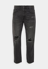 Jeans de mezclilla negra con corte recto, que presentan detalles desgastados y grandes desgarros en ambas piernas. Diseño clásico de cinco bolsillos.