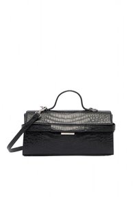 Svart handväska med krokodilmönstrad struktur, rektangulär form, topphandtag, avtagbar axelrem och detaljer i silverfärg.