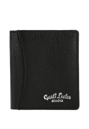 Schwarzes, strukturiertes Leder-Bi-Fold-Portemonnaie mit silbernem "Gusti Leder studio"-Logo, das in der unteren rechten Ecke auf der Vorderseite geprägt ist.