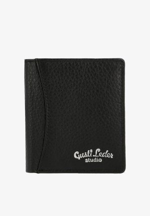 Schwarzes, strukturiertes Leder-Bi-Fold-Portemonnaie mit silbernem "Gusti Leder studio"-Logo, das in der unteren rechten Ecke auf der Vorderseite geprägt ist.