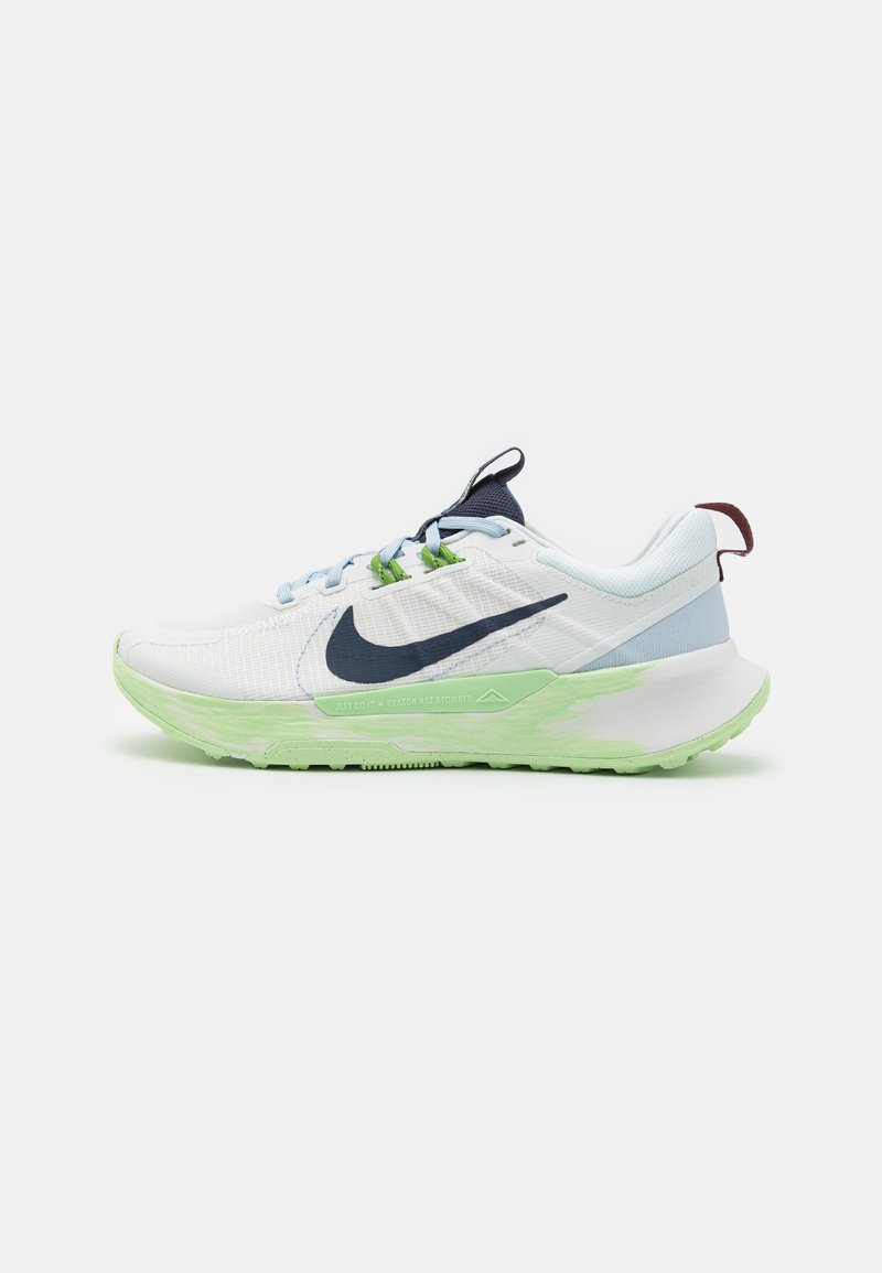 Chaussure de course Nike blanche et bleu clair avec semelle vert clair, logo bleu foncé, lacets bleu clair et languette de talon bordeaux, vue latérale.