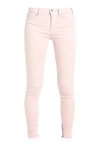 Jeans skinny rosa claro hechos de denim, con una cremallera en el tobillo y un diseño estándar de cinco bolsillos con trabillas para cinturón.