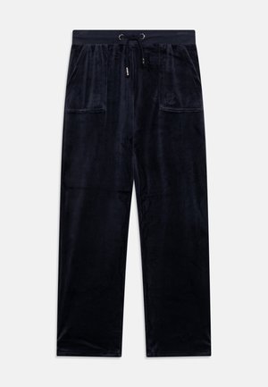 Schwarze Velourhosen mit weitem Bein, einem elastischen Bund mit Kordelzug und zwei aufgesetzten Fronttaschen vor weißem Hintergrund.