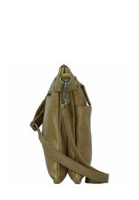 Borsa a tracolla in pelle verde con design a doppio scomparto, hardware in argento e tracolla regolabile. Texture liscia e stile minimalista.