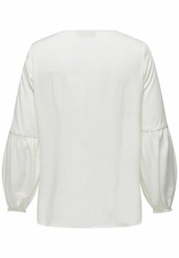 Bluză albă cu mânecă lungă, cu o croială lejeră și mâneci bufante. Material neted, cu decolteu rotund și fără model sau accesorii vizibile.