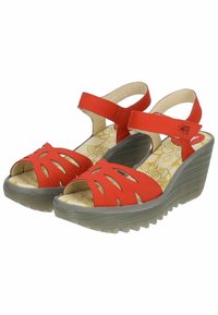 Rode wedge-sandalen met een getextureerde, transparante zool en uitgesneden bloemdesign. Heeft een band rond de enkel en een zachte, gevoerde voetbed.