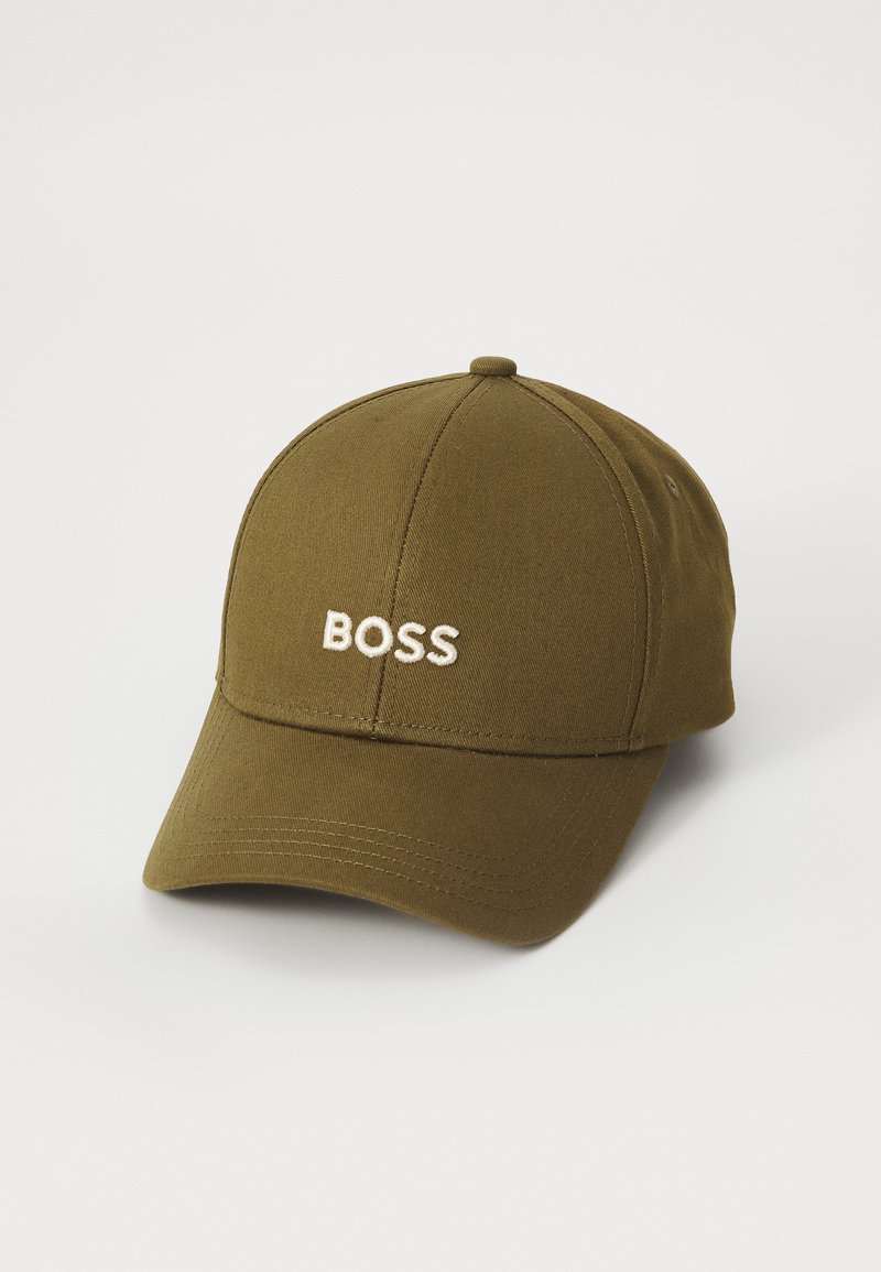 Tamnolista kapica od pamuka s šest panela, koja ima izvezeni "BOSS" logo u bijeloj boji sprijeda i zakrivljeni vizir.